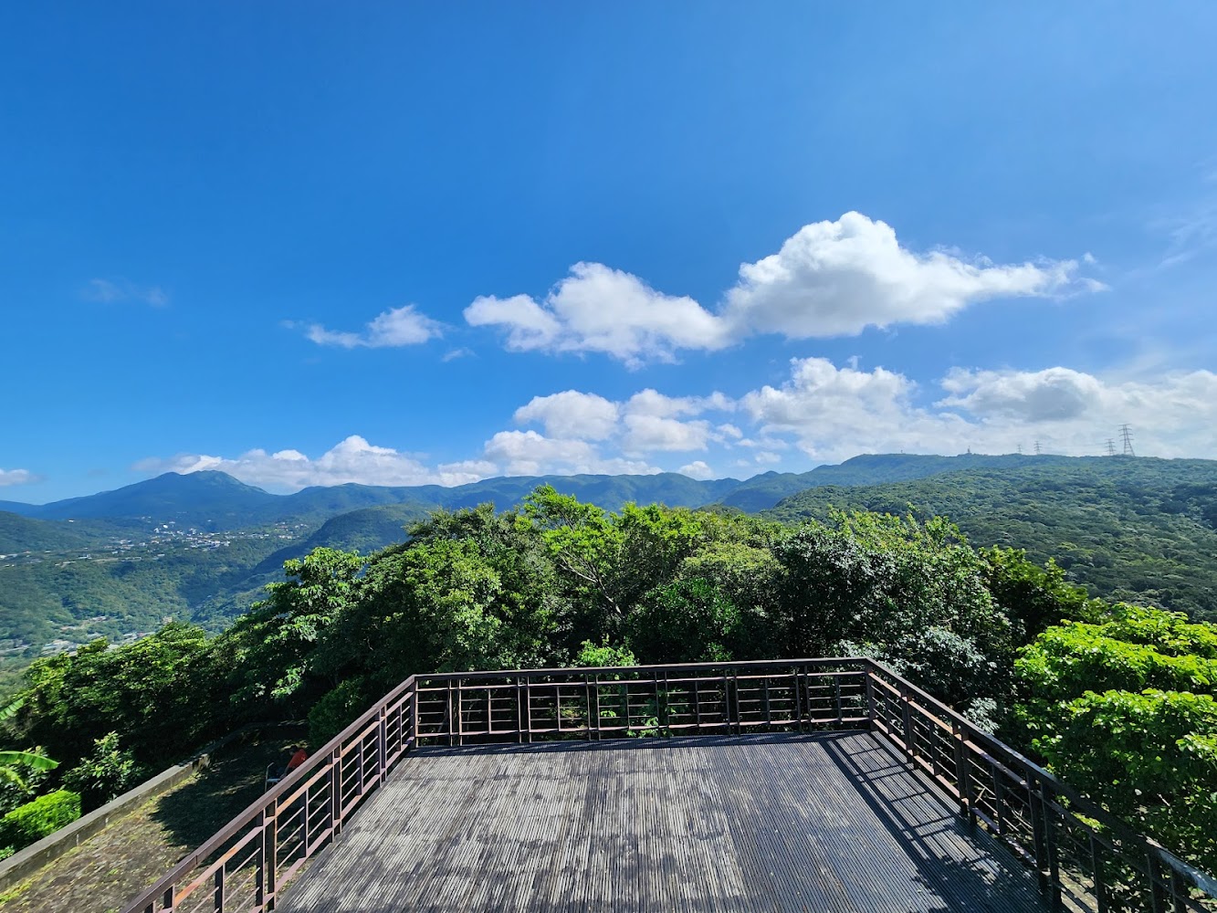 大崙頭山觀景平台與山林景致