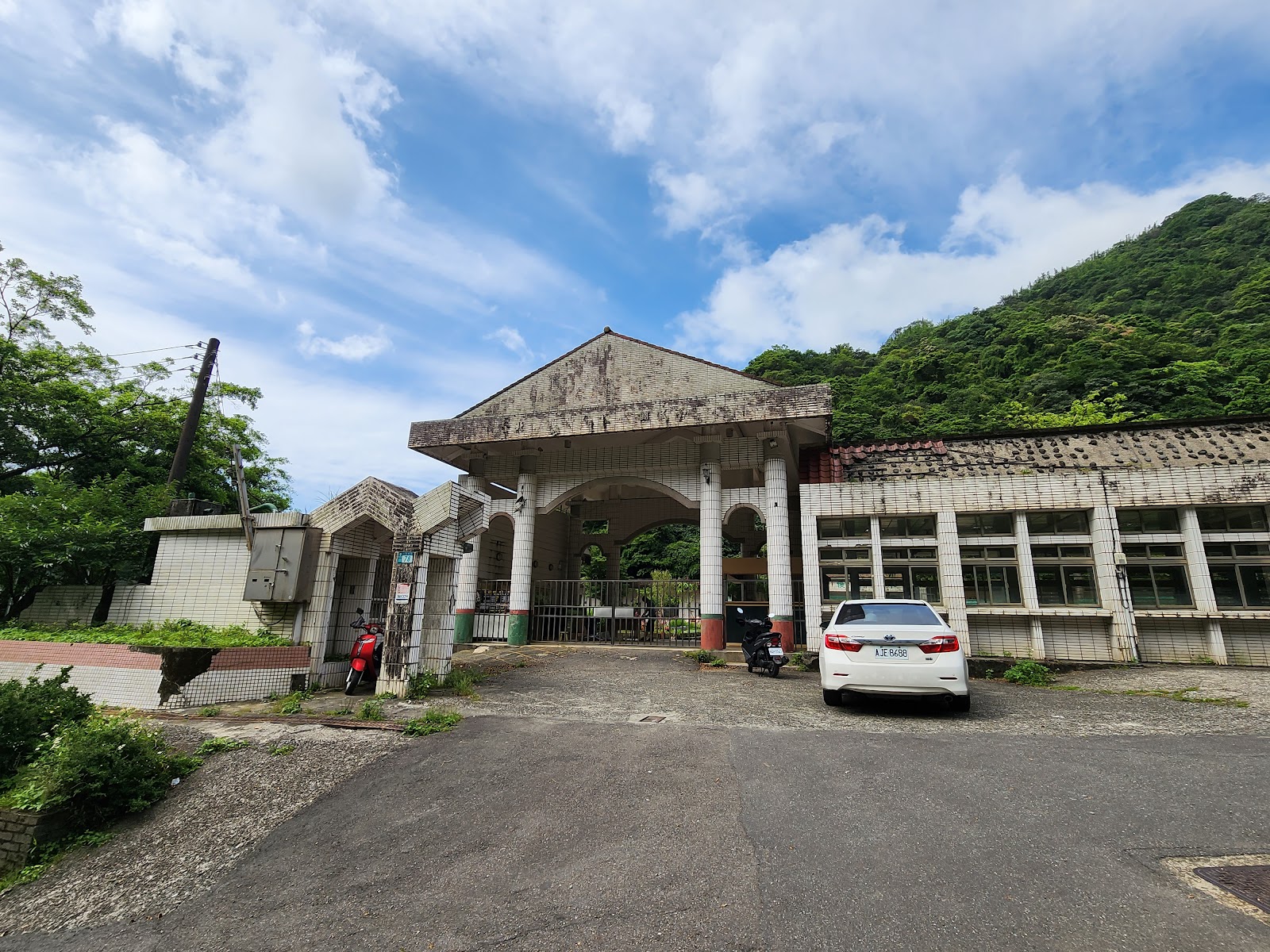 猴硐煤礦博物園區正門白色柱廊建築入口