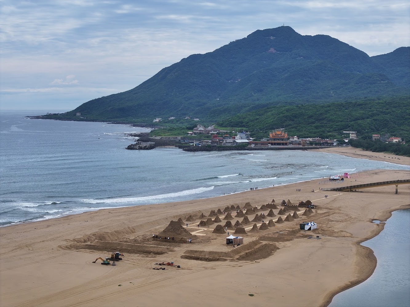 福隆沙灘沙雕作品與海岸山景
