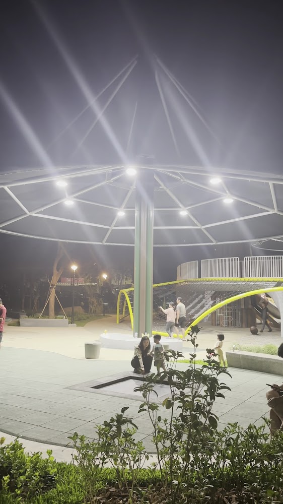 夜間點燈的公園遊樂場