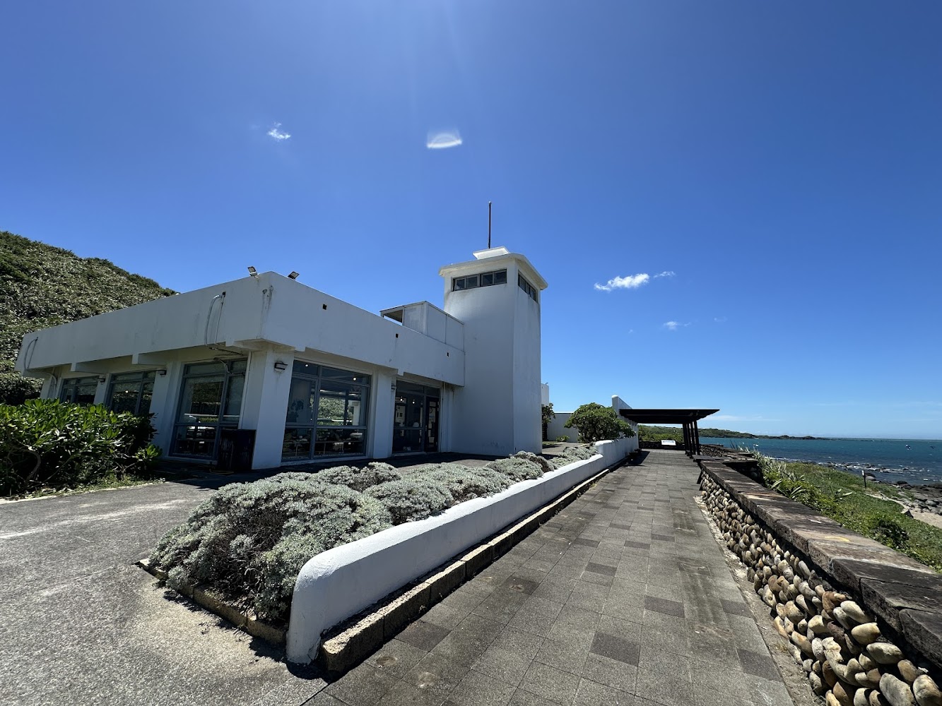海邊白色建築與步道