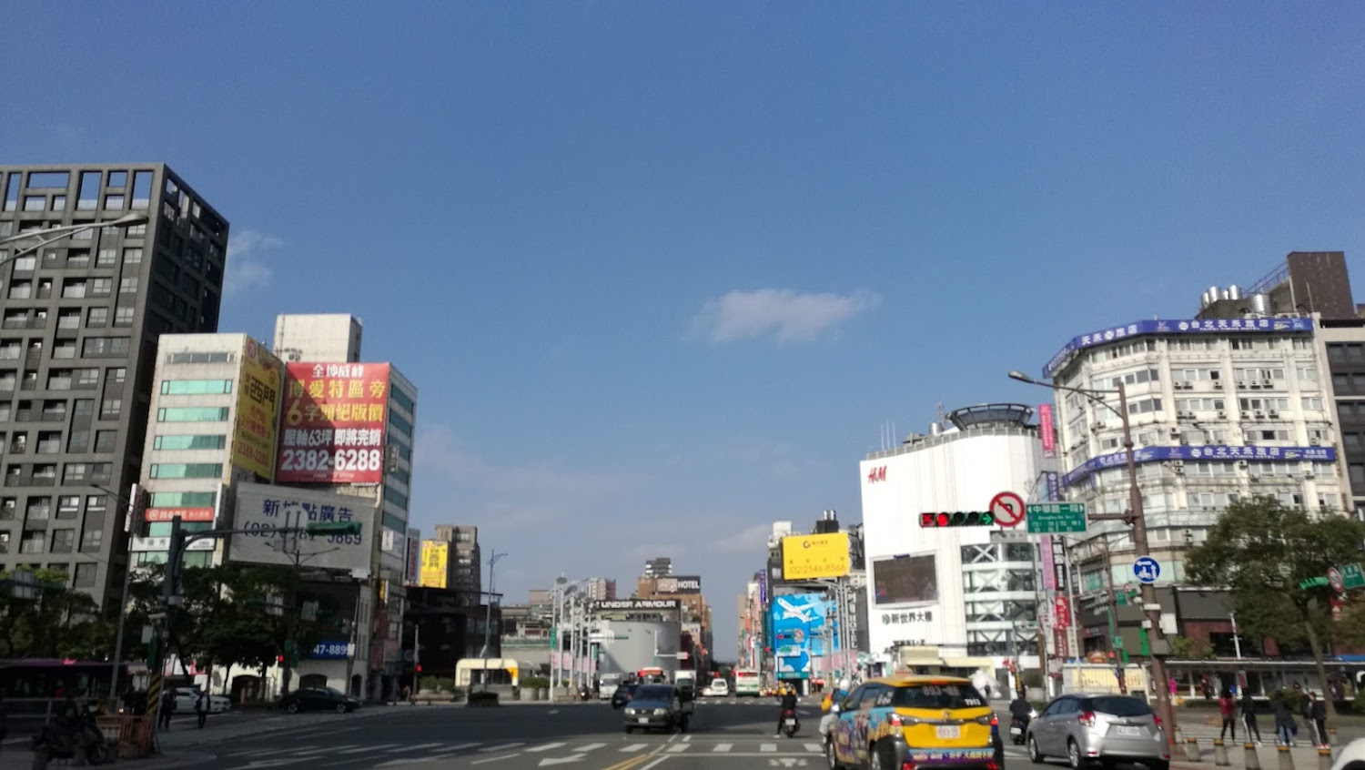 西門商圈大樓招牌與H&M街景