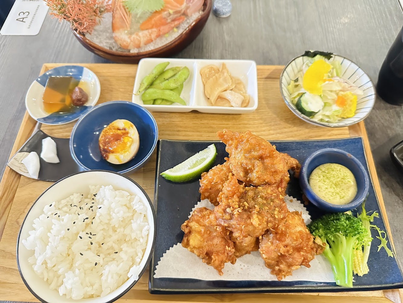 炸雞定食與豐富配菜