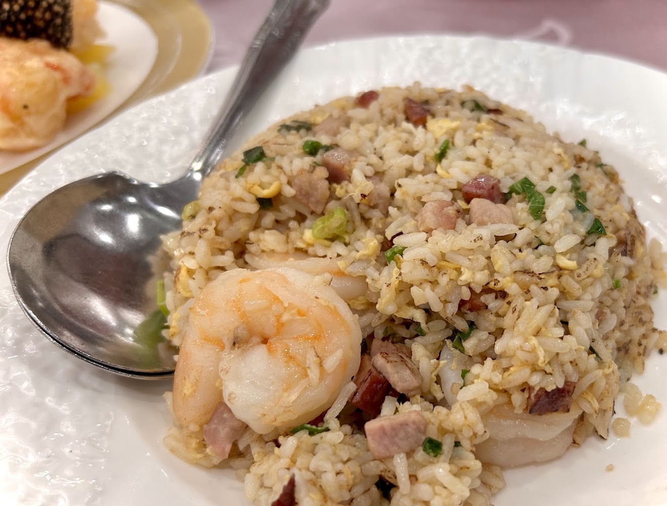 炒飯,飯裡有蝦仁、蛋、蔥和叉燒等配料,顏色誘人