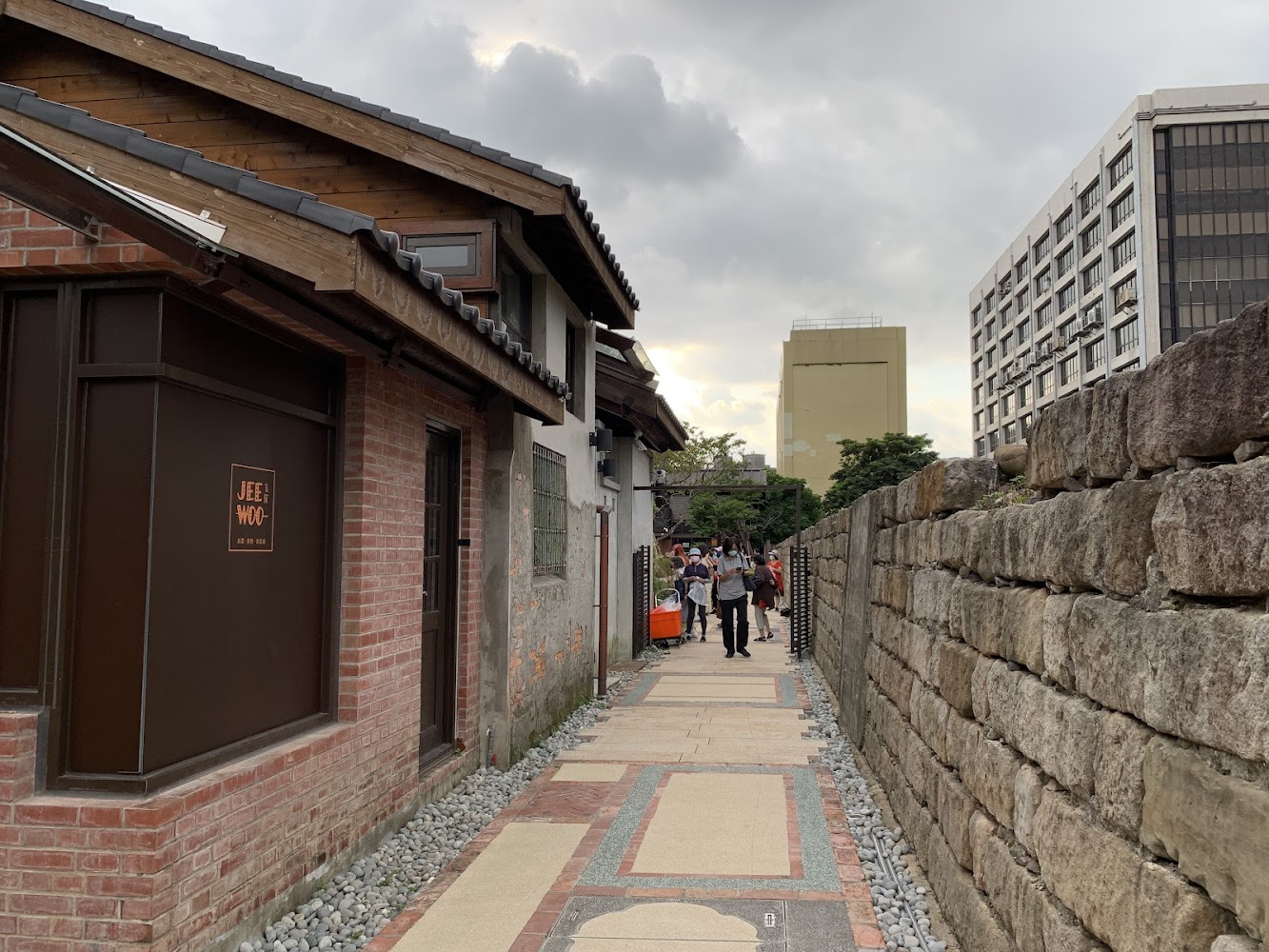 榕錦時光生活園區巷弄與紅磚牆景色