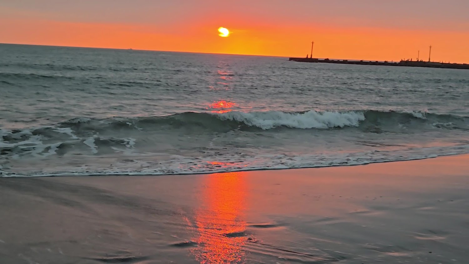 夕陽西下的海灘與海面倒影