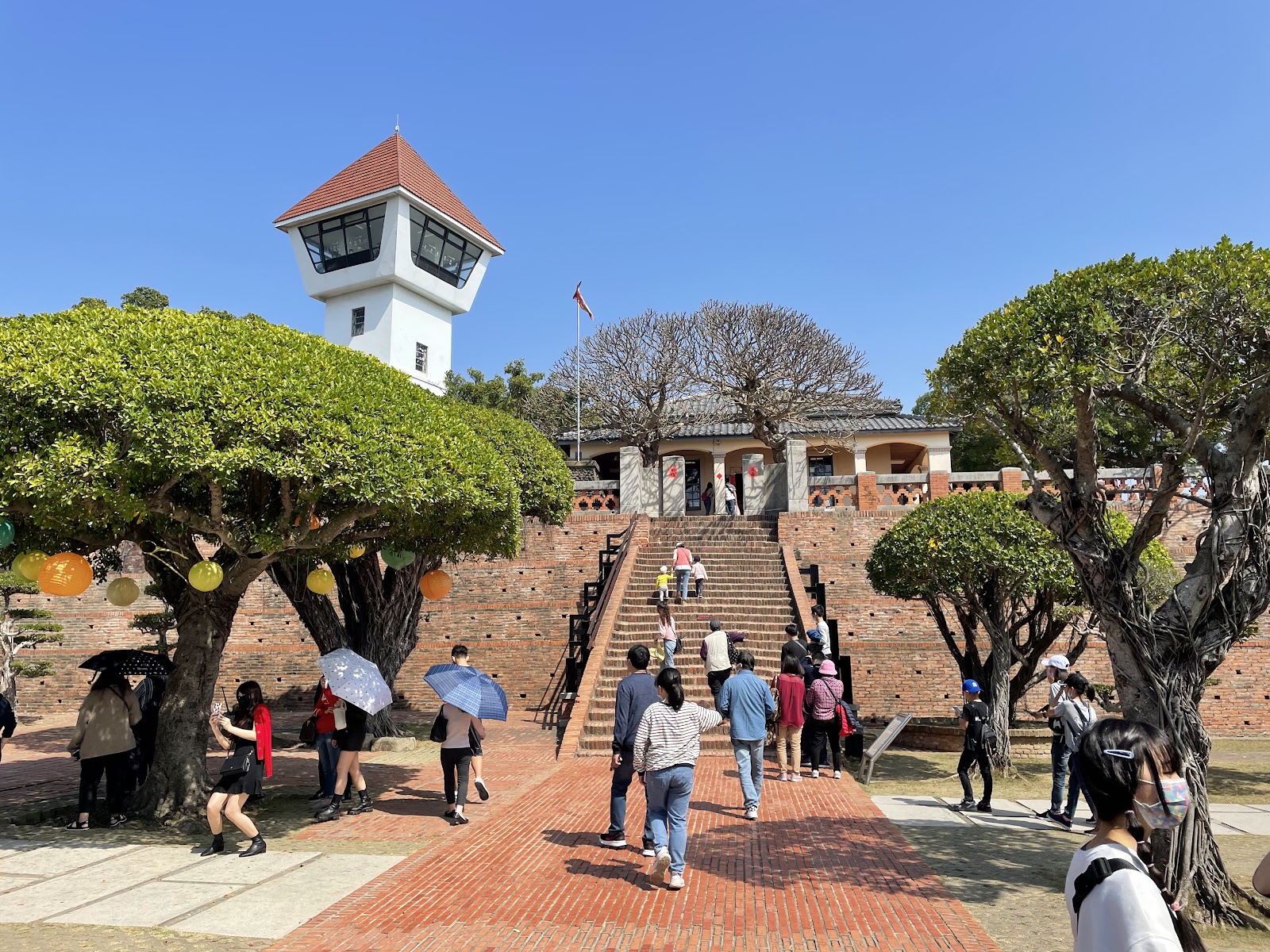 安平古堡白色八角瞭望塔，藍天背景，台南安平地標