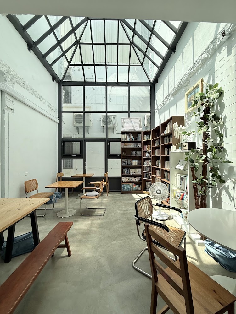 薄荷巴黎 Coffee House 採光明亮的天窗閱讀區