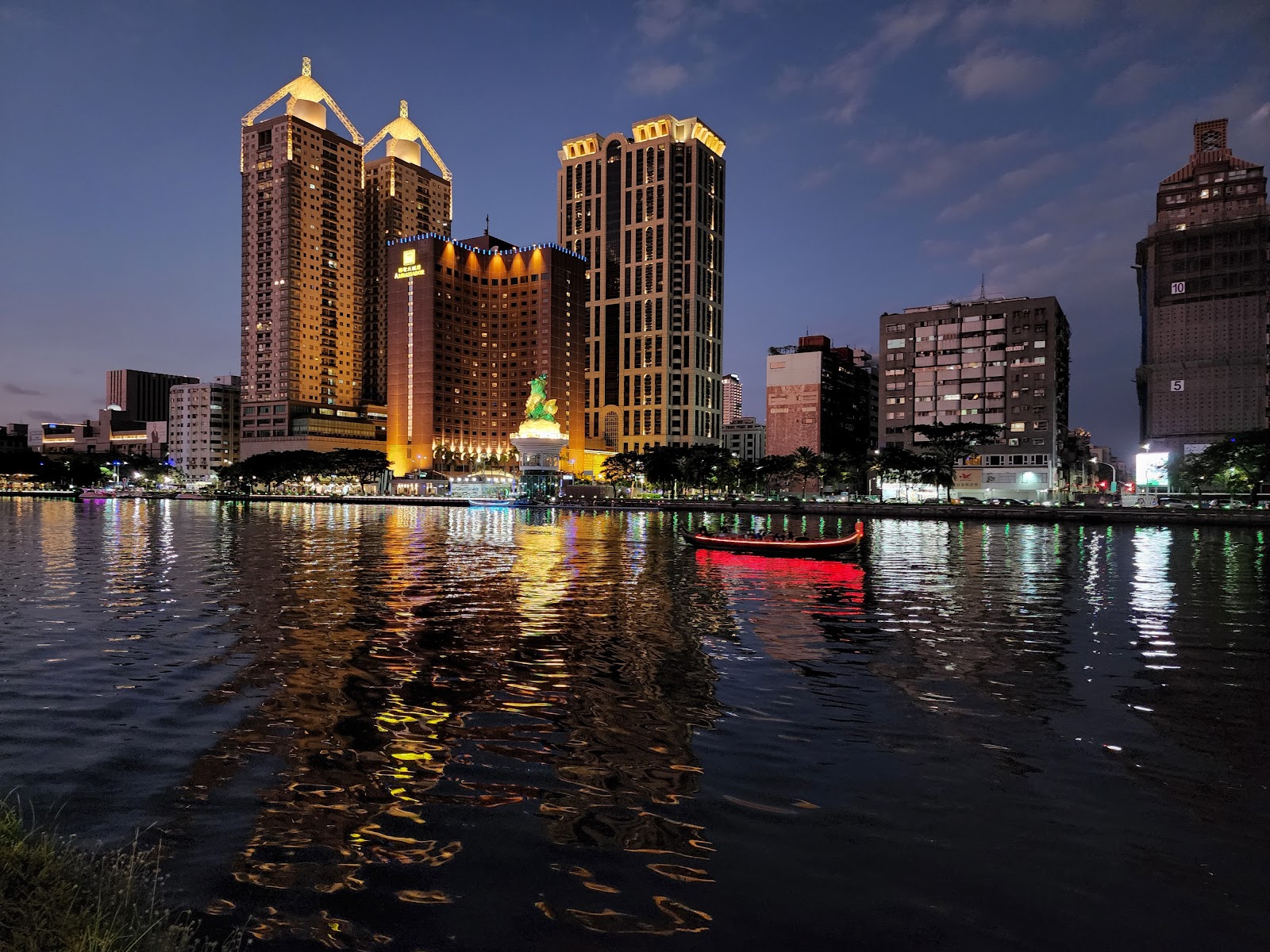 高雄愛河夜景遊船，燈光映照河面