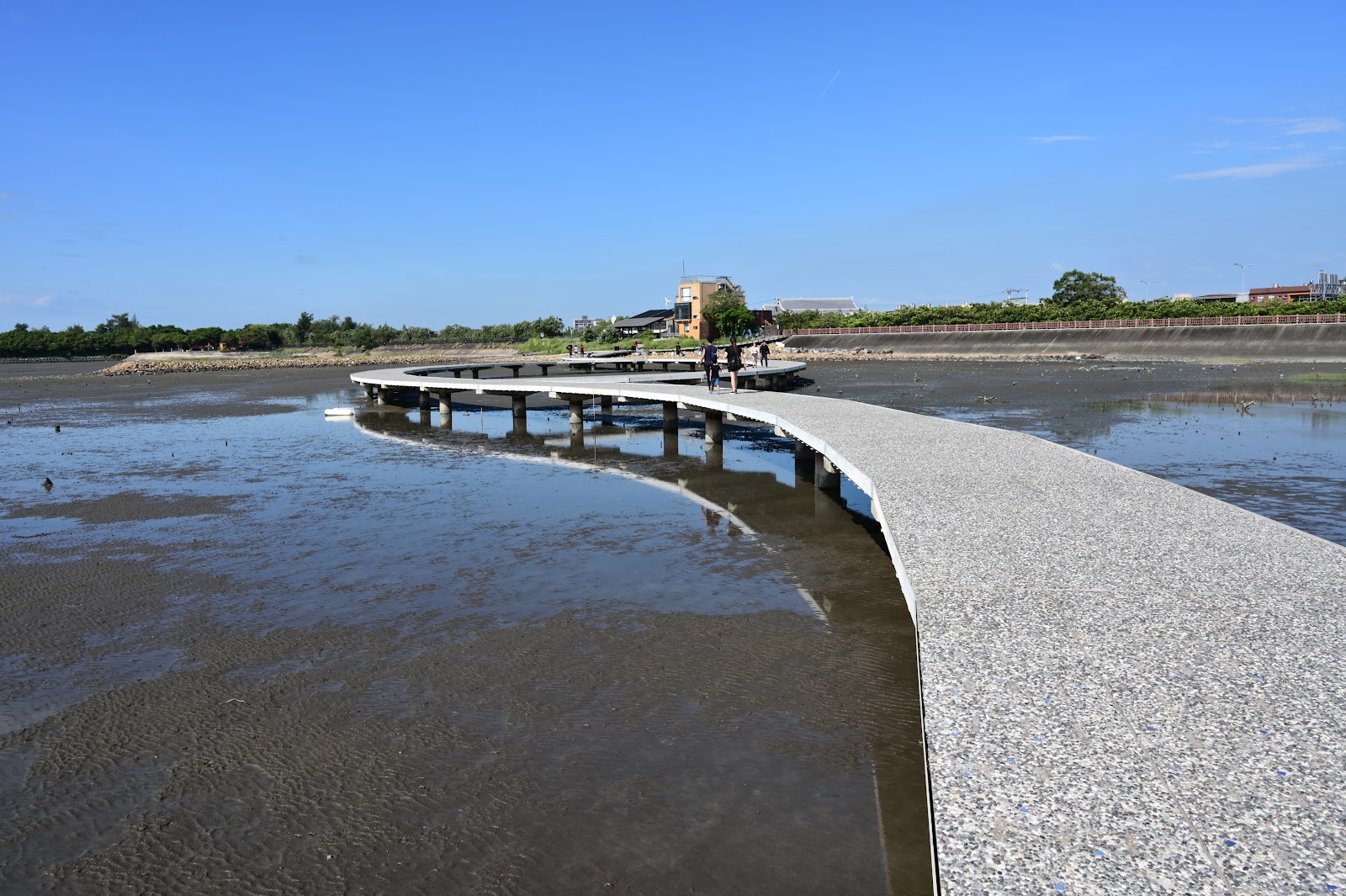 新竹香山濕地賞蟹步道近拍，砂石路面弧線優美延伸入潮間帶