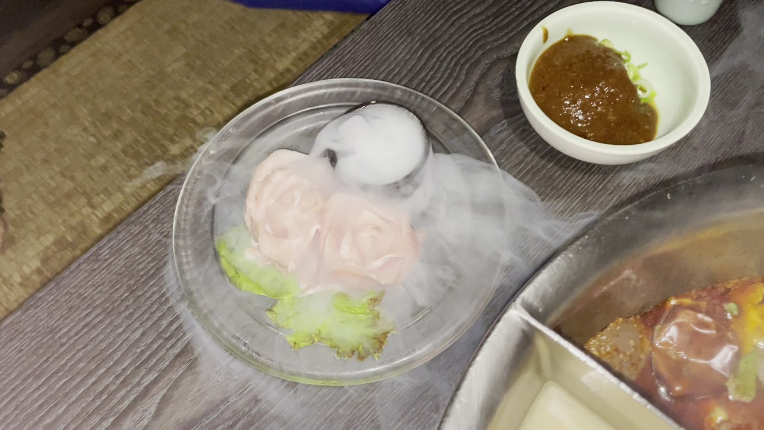 乾冰肉盤與火鍋沾醬