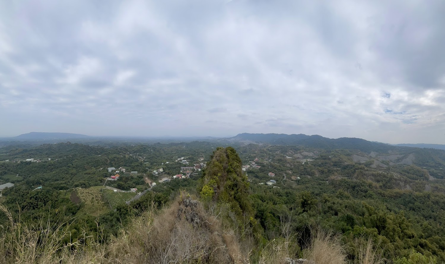 雞冠山登山入口周邊山林全景
