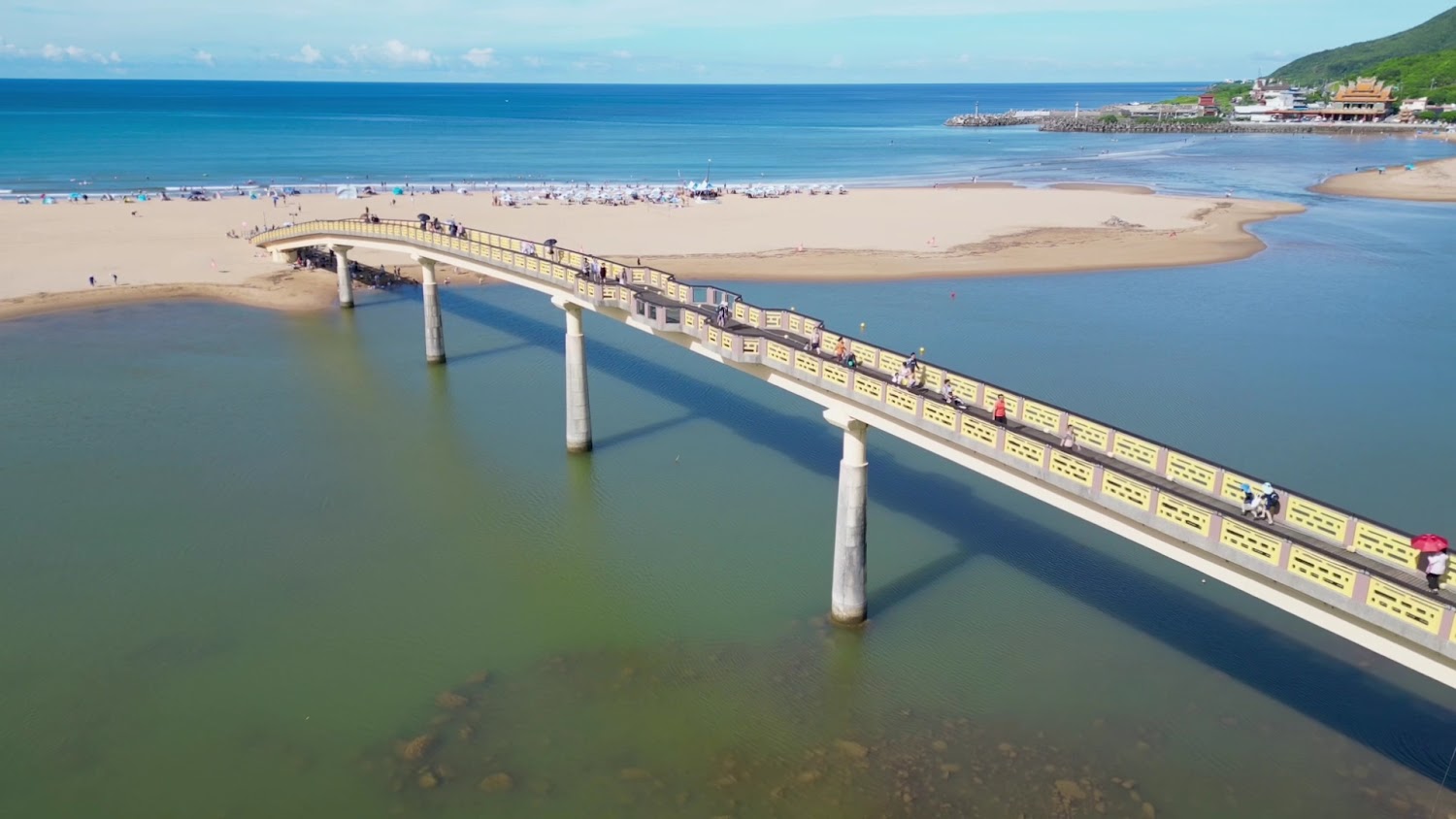 福隆海水浴場步行橋遠望海灘