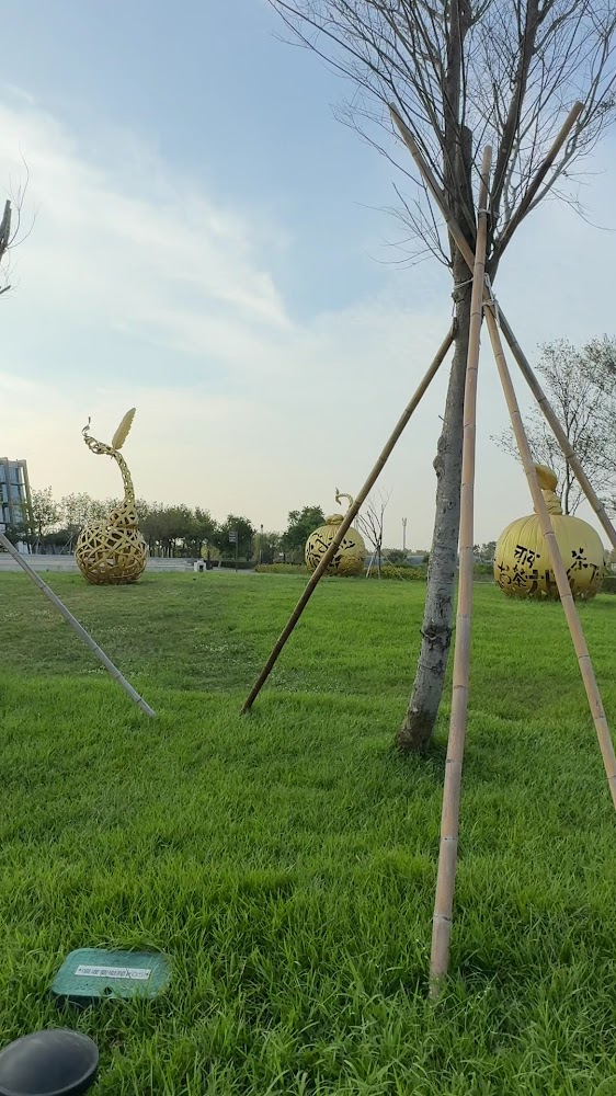 南故宮南瓜精靈草地上的金色裝置藝術