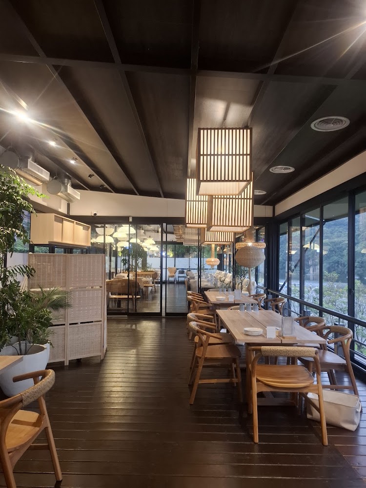 碧潭東岸商店街餐廳明亮舒適空間