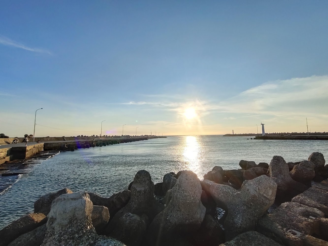 防波堤與消波塊旁的夕陽海景