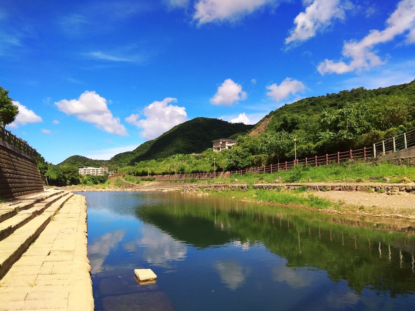 萬里觀光公園河岸與遠山景觀