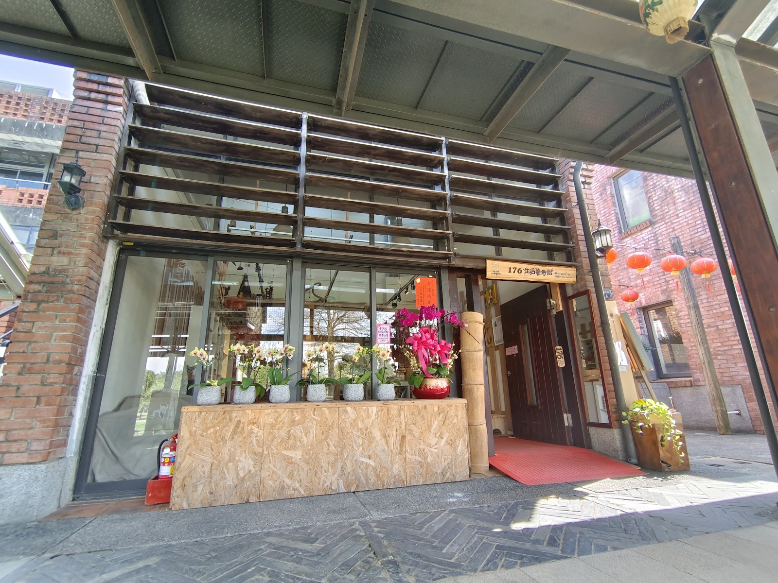 宜蘭傳藝園區176生活藝術館入口 蘭花盆栽紅燈籠