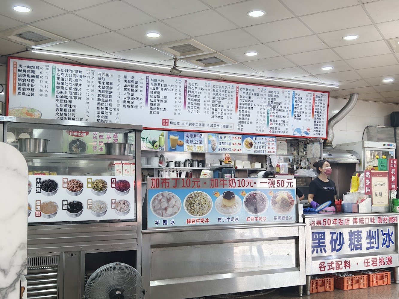 銀河美食內部菜單牆與工作區