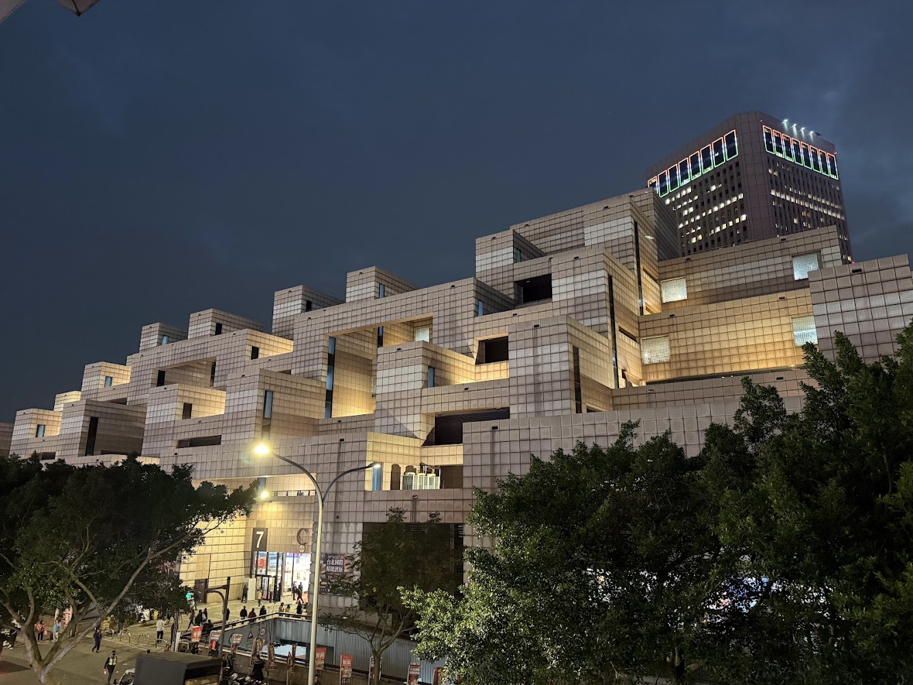 夜晚具有玻璃磚外觀的現代建築