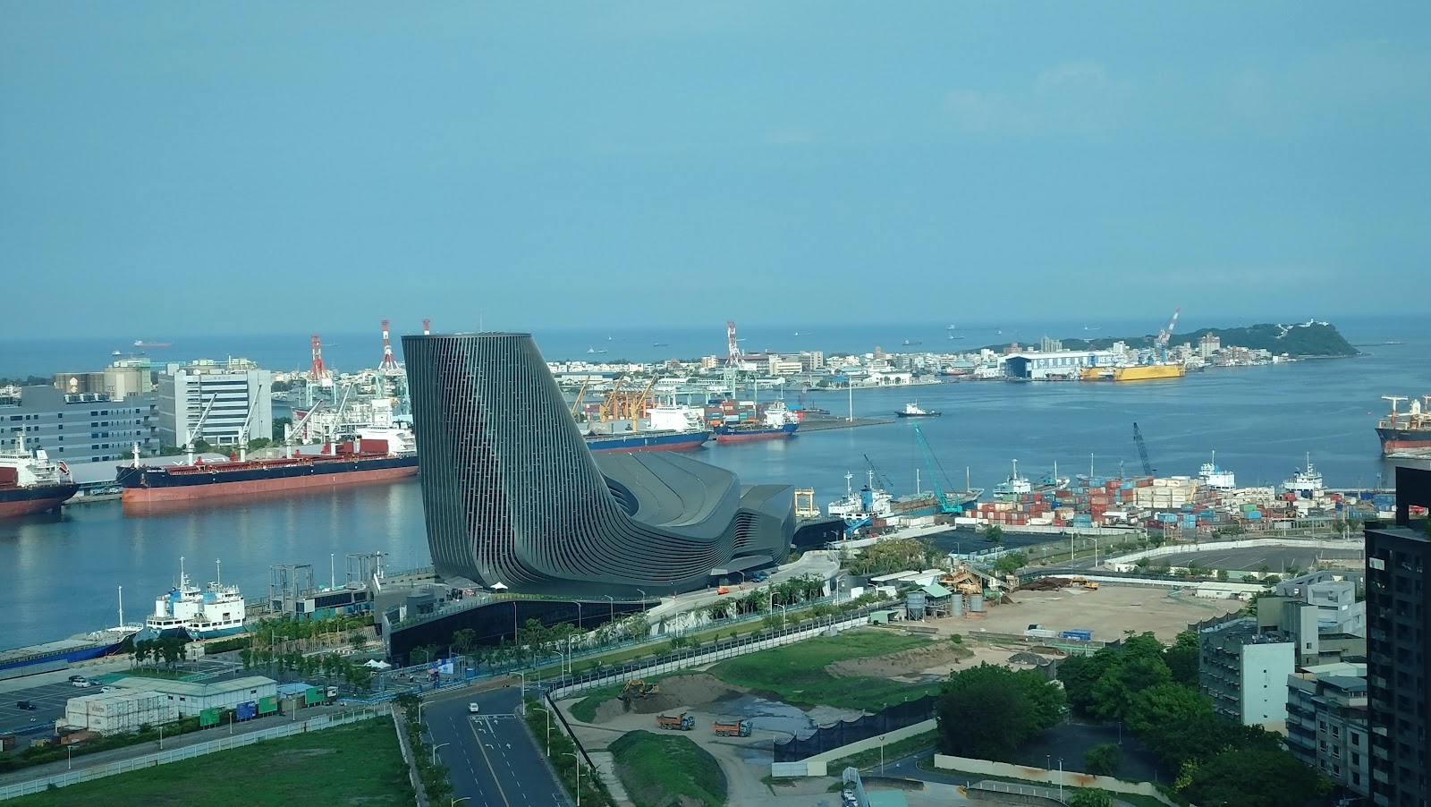 從85大樓高空俯瞰高雄港、流行音樂中心及旗津遠景