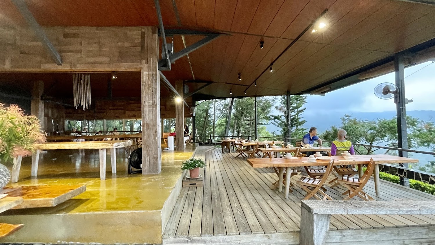 開放式木質桌椅景觀餐廳與戶外用餐區