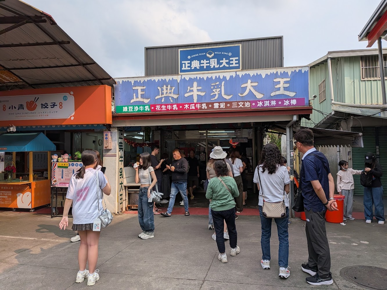 正典牛乳大王前方聚集許多顧客