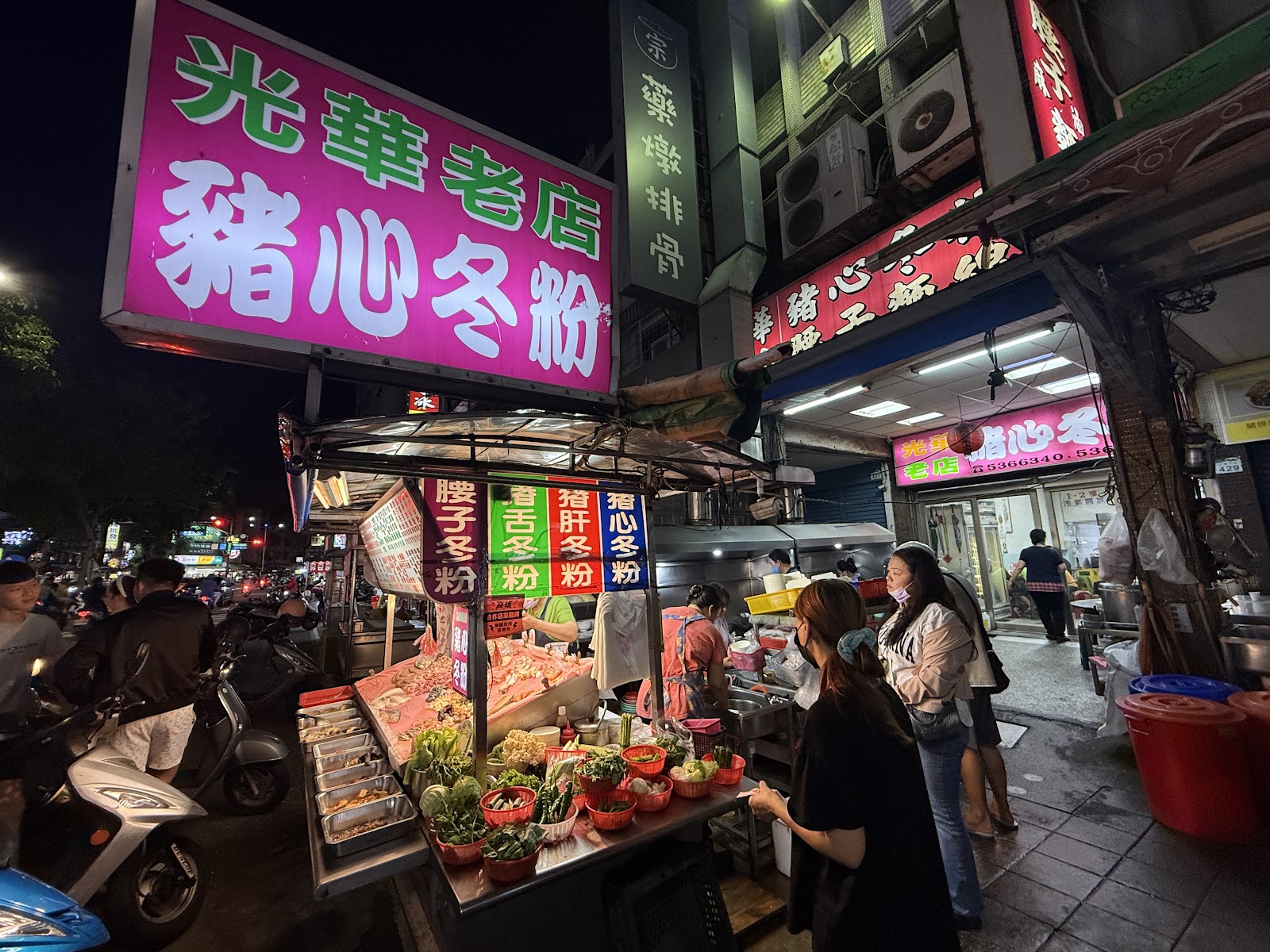 六合夜市老字號豬心冬粉攤霓虹燈招牌，夜市人潮絡繹不絕