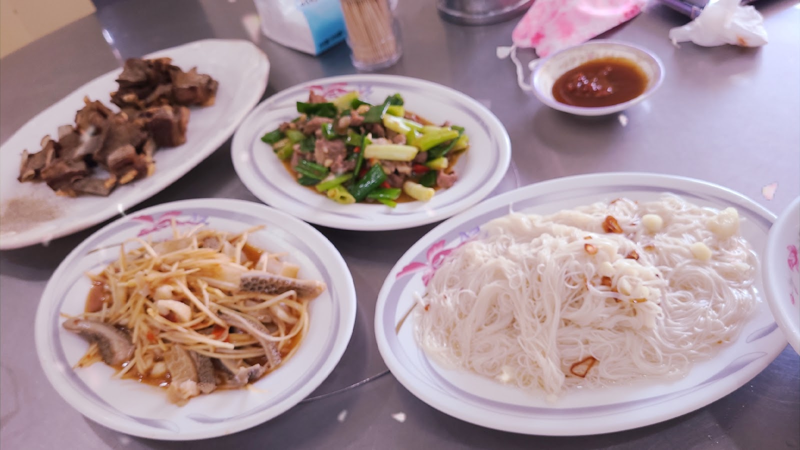 一品羊肉多道料理豐盛圓桌