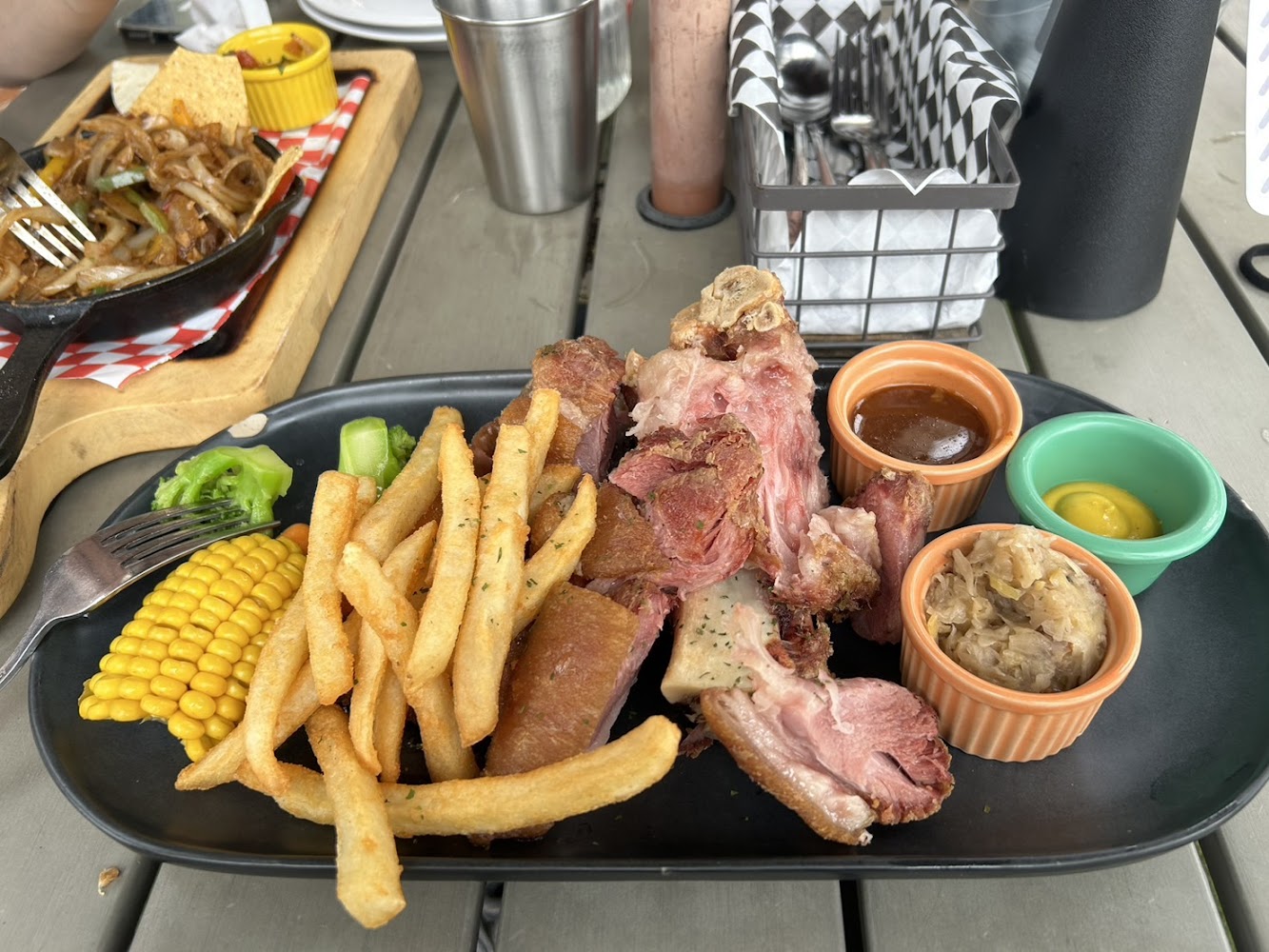 牛仔莊園帶骨肉主餐與薯條玉米配菜
