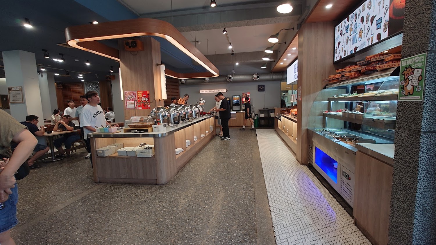 牛室炙燒牛排台南海安店整桌滿滿餐點，包含牛排、海鮮、披薩、炸物、甜點與飲料。