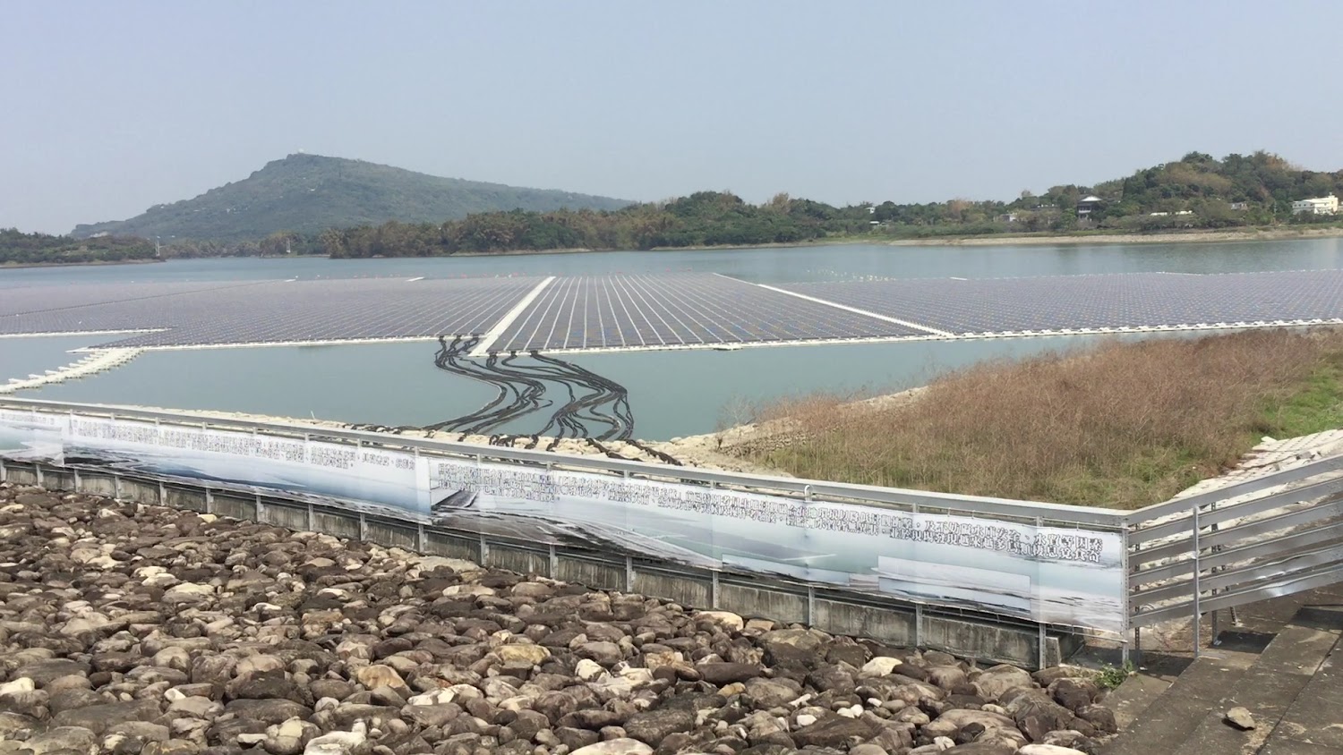 水面上大型太陽能發電設施與山景