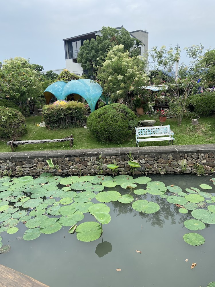 荷葉池塘與藍色涼亭的花園景致