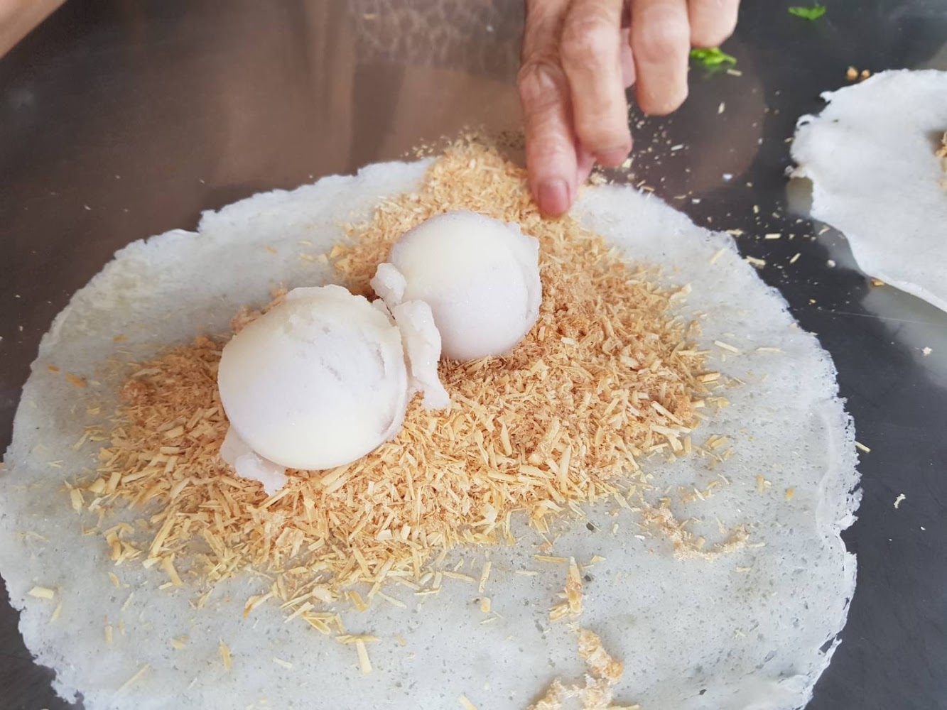 潤餅皮上放著冰淇淋與花生糖粉