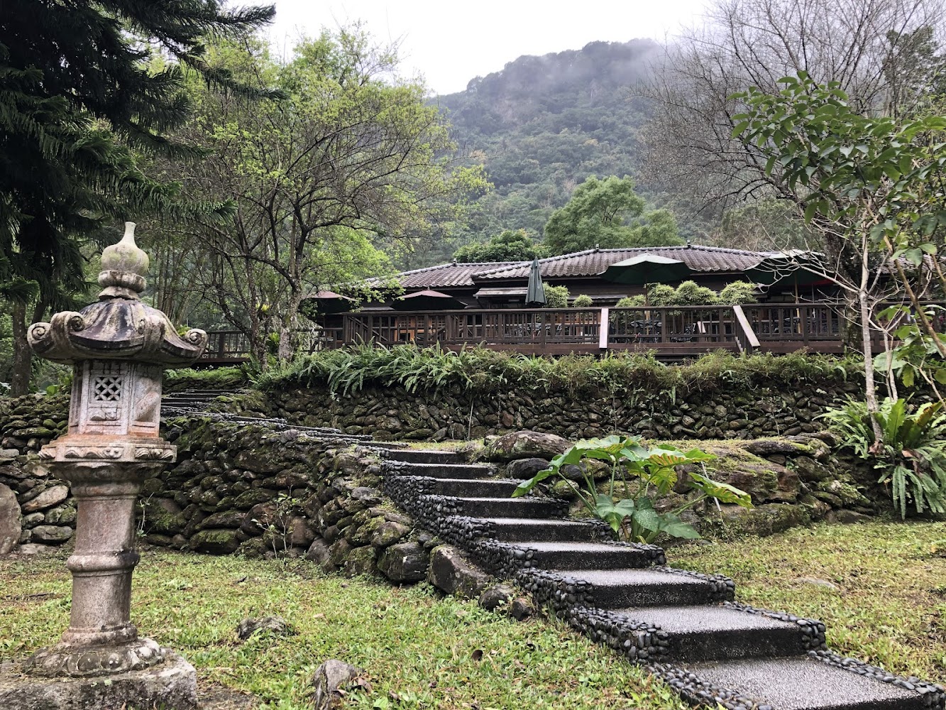 日式石燈籠與和式建築