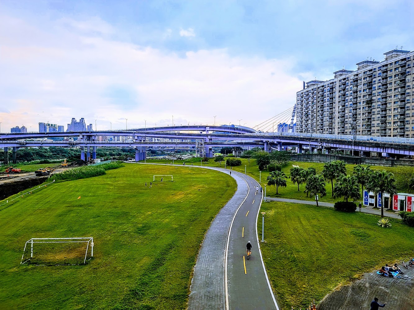 小碧潭公園大片草地與運動空間