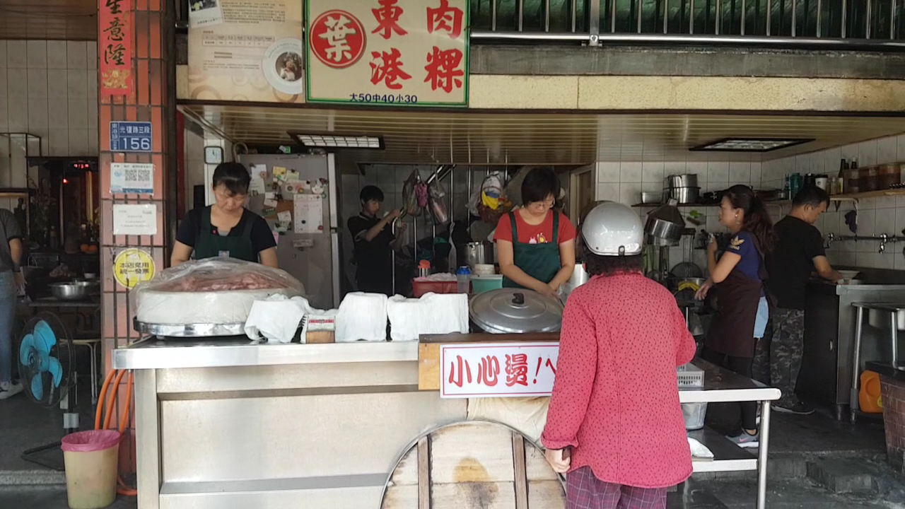 傳統台灣小吃店內有員工忙碌工作與客人點餐