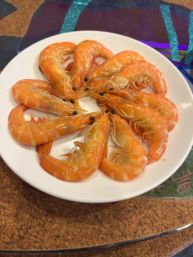 依嬤的店水煮鮮蝦，橙紅色蝦子整齊擺盤在白色圓盤中