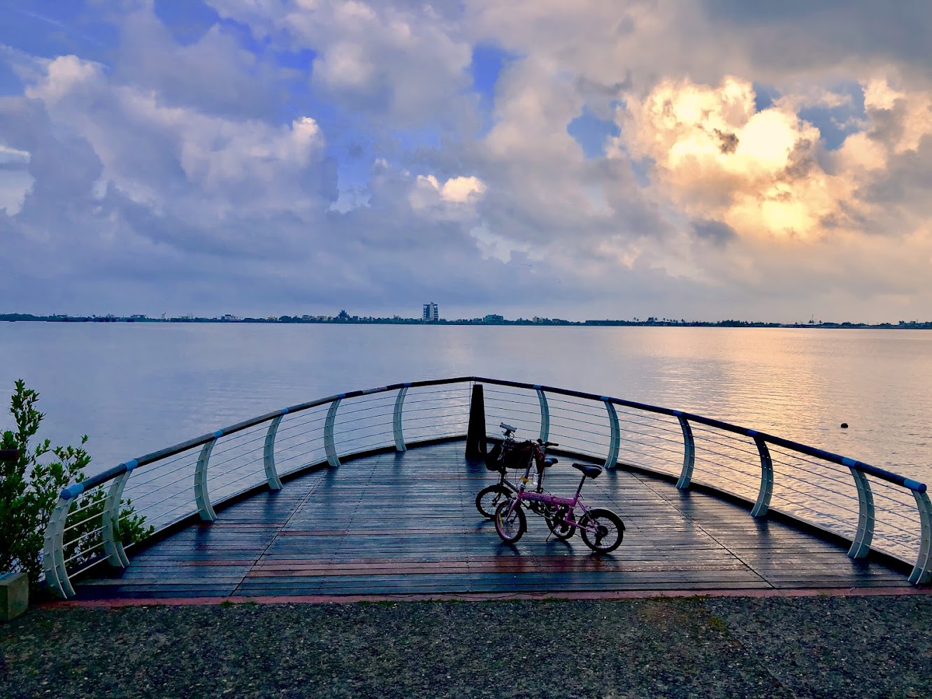 湖邊觀景台與兩台腳踏車