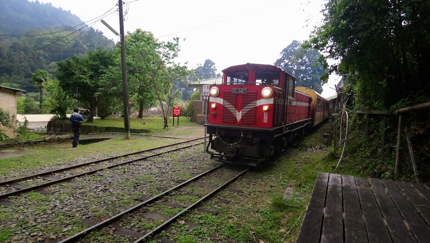 水社寮山區鐵道與紅色列車