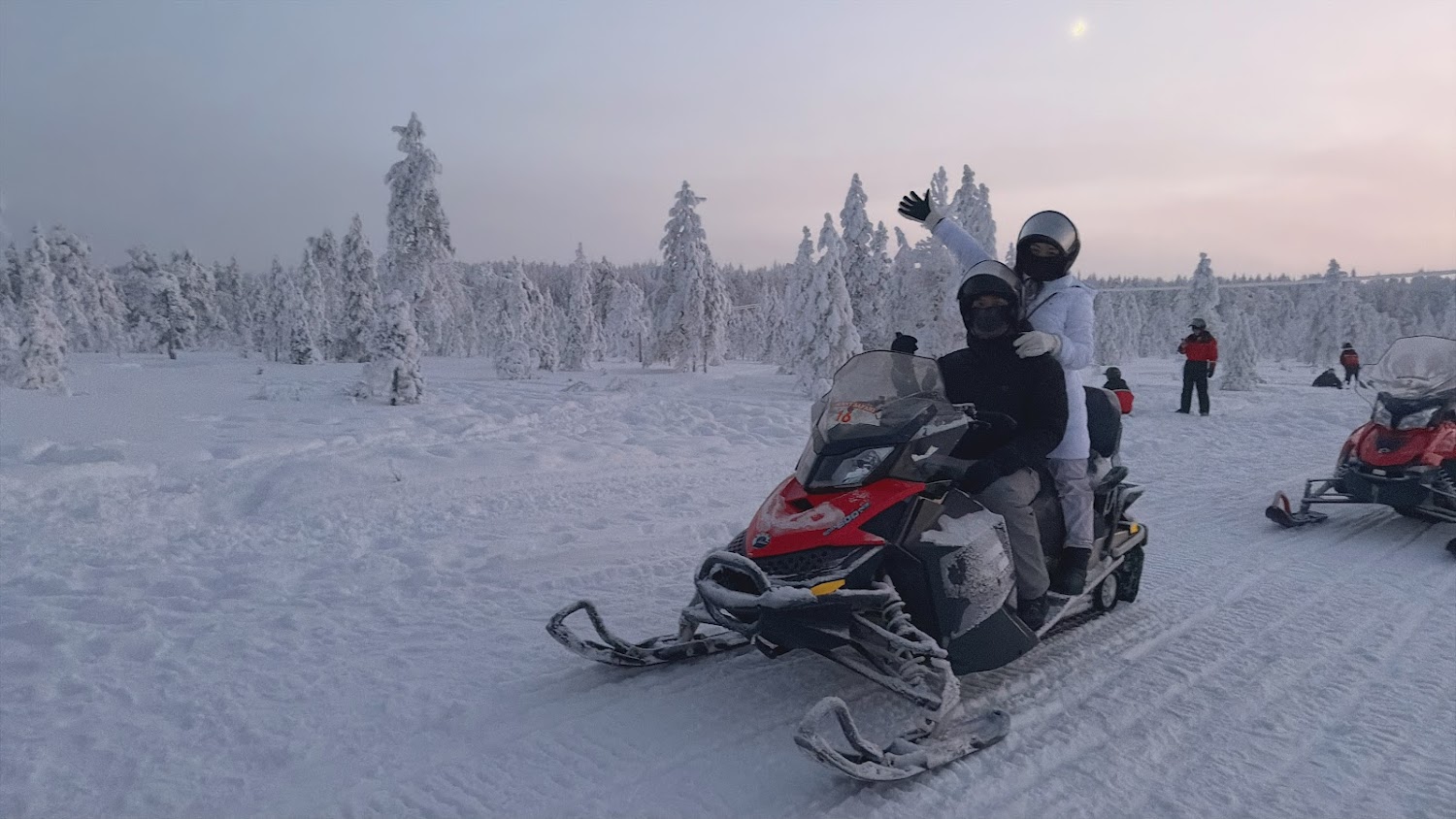 雪地摩托車體驗畫面，展現北歐冬季旅行特色