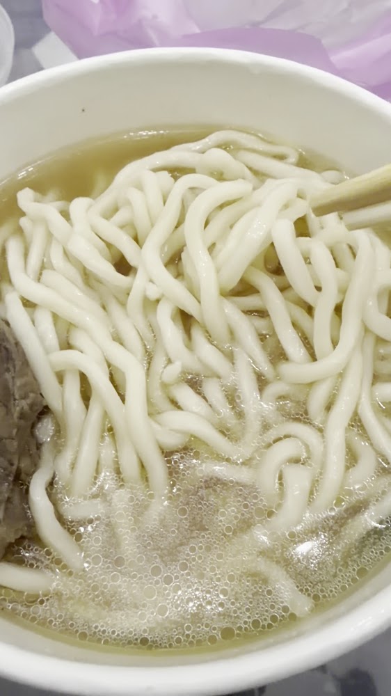 湯麵與粗麵條近拍