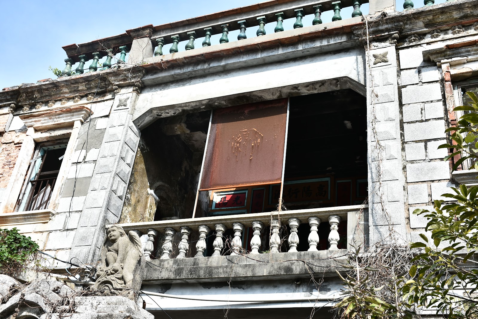莒光樓另一角度景觀，金門古蹟建築與海岸相映