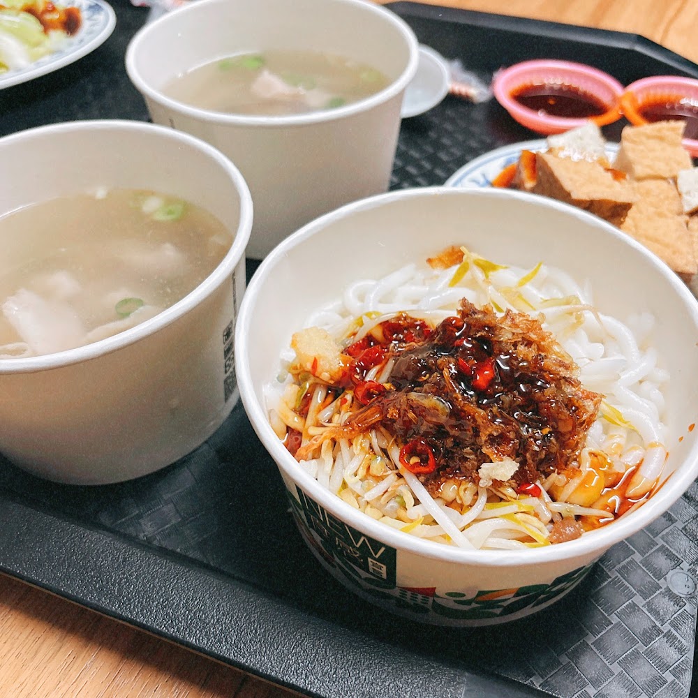 三重榕樹下米苔目米線與炸豆腐餐點