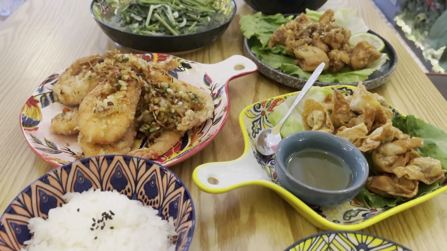 Luna庭苑多道中式亞洲風餐點上桌