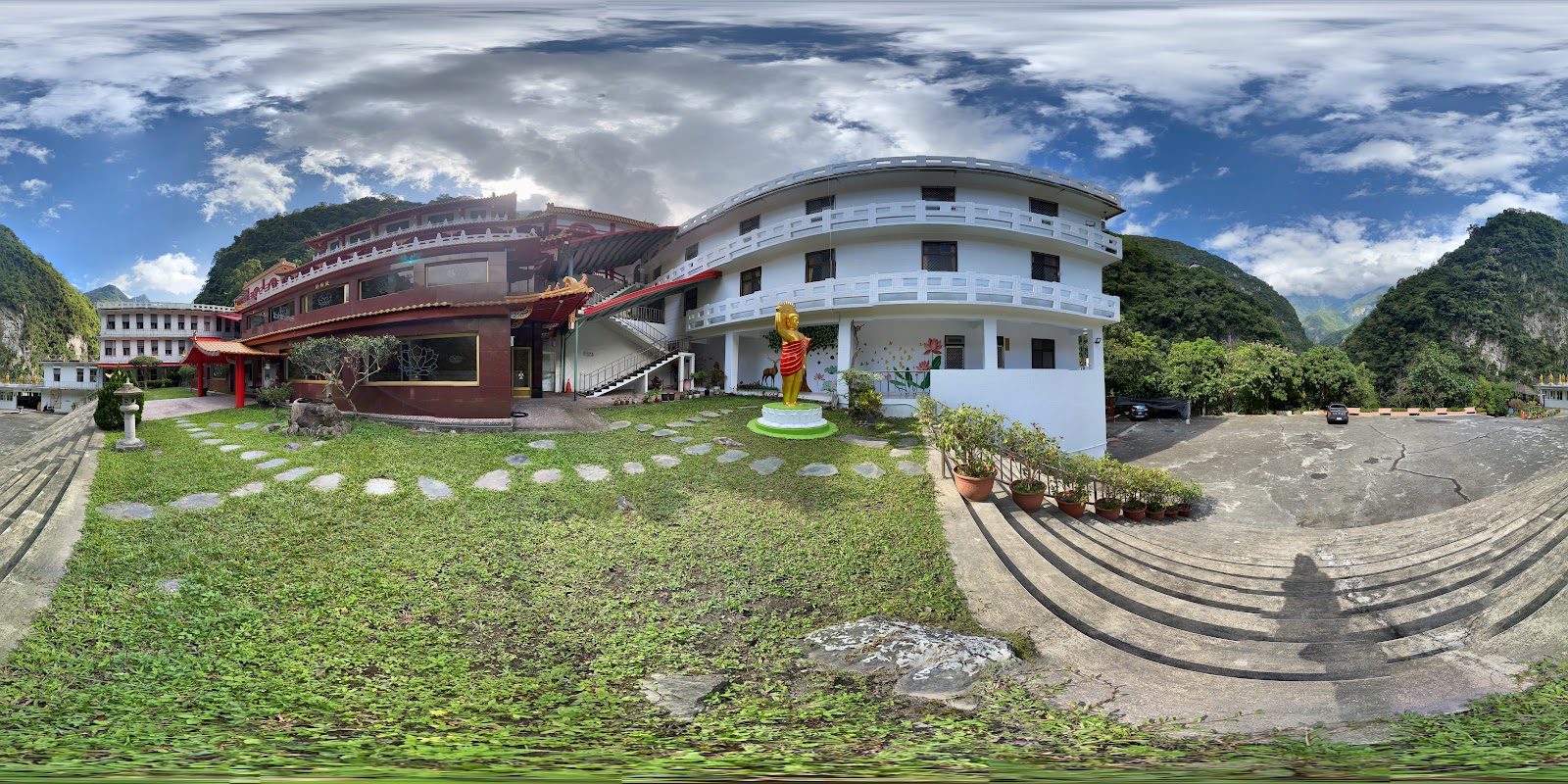 禪光寺廟宇建築群庭院全景太魯閣大理石山壁背景