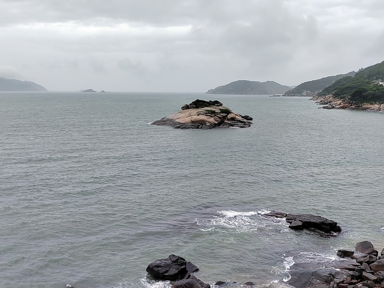 北竿海面小島與雲霧山巒景致