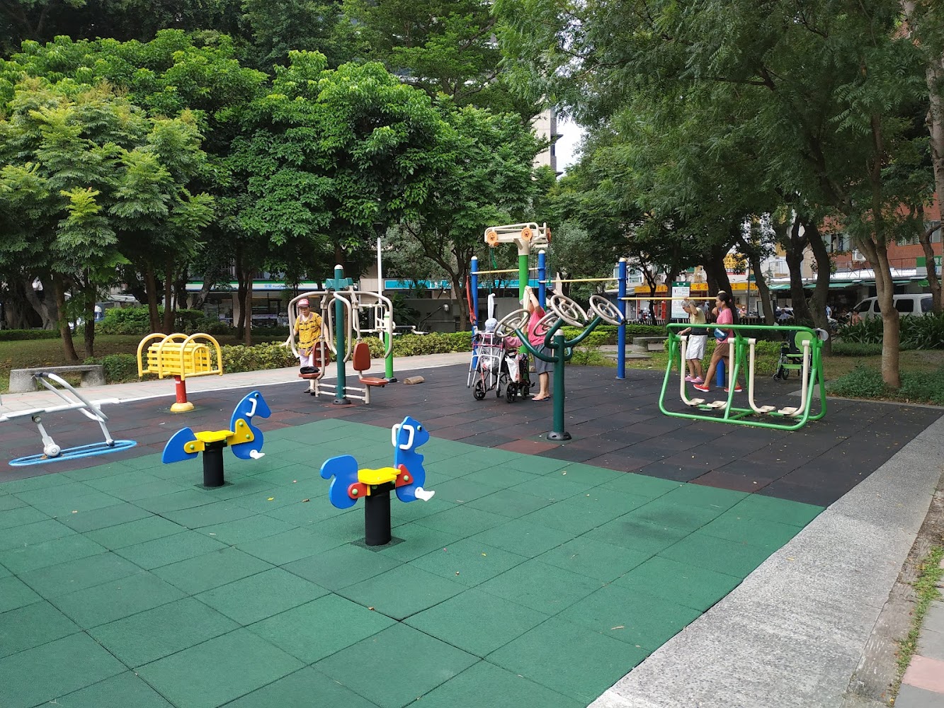 設有兒童遊具與健身器材的公園