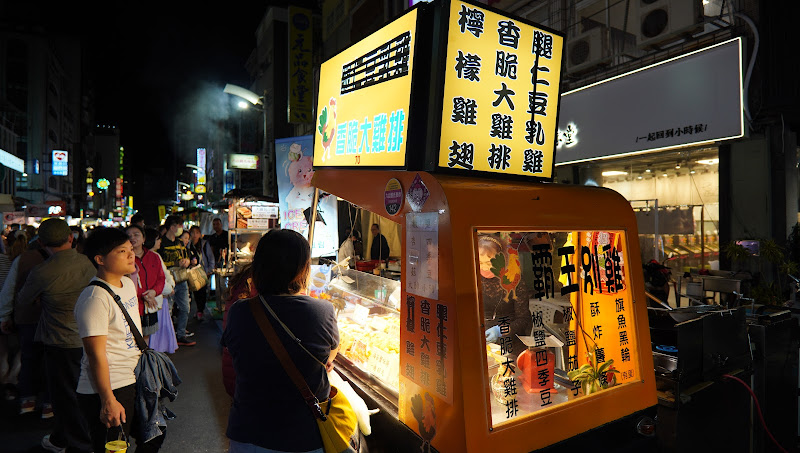 六合夜市燒烤海鮮攤位夜市景象