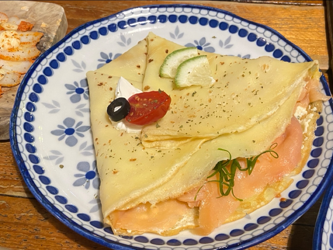 法式薄餅夾燻鮭魚與檸檬裝飾